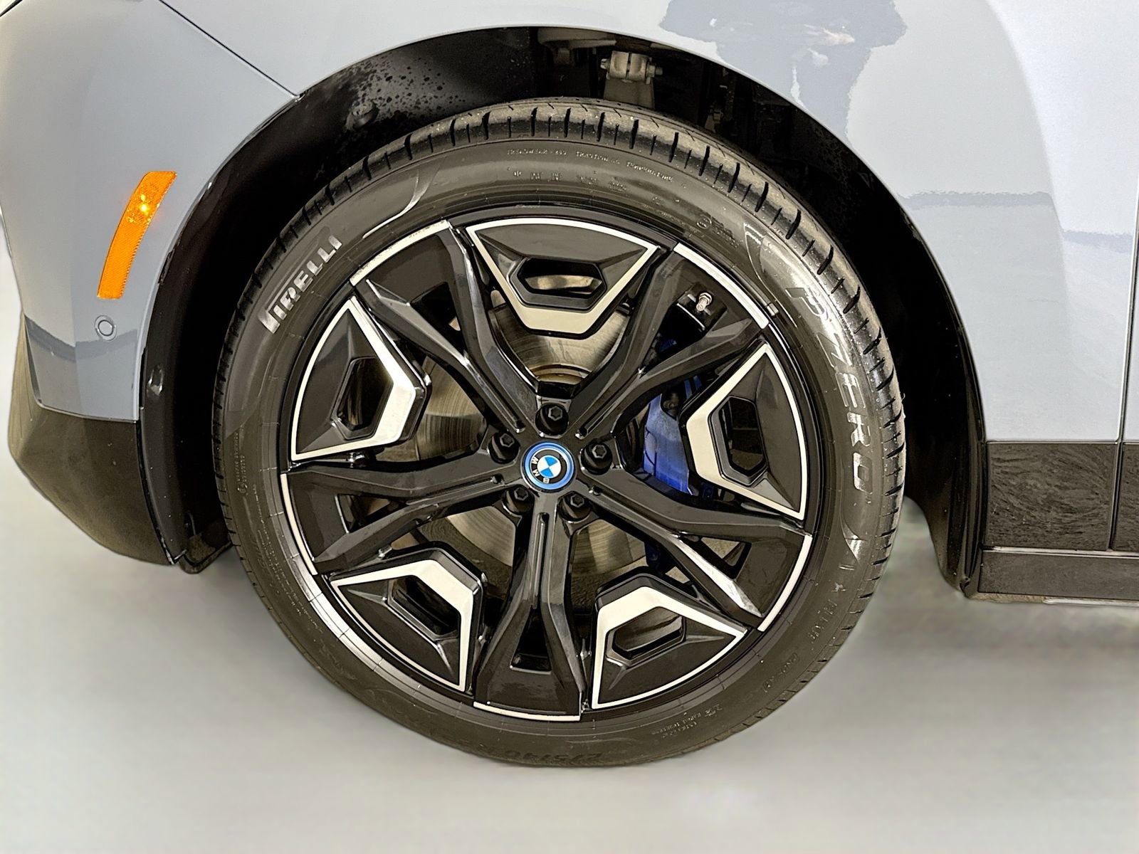 Used 2023 BMW iX xDrive50 w/ Sport Package image 31