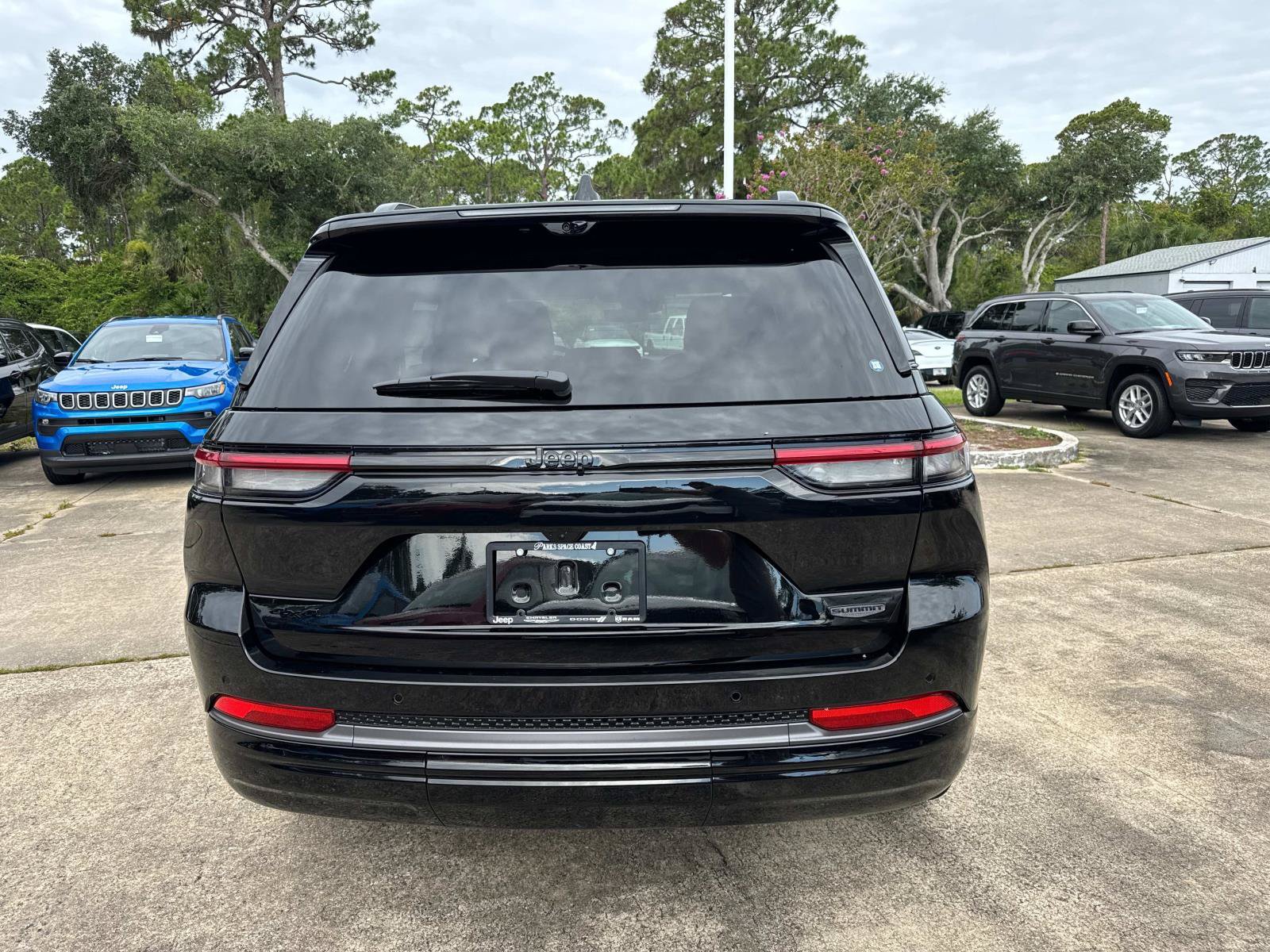 New 2026 Jeep Grand Cherokee Summit w/ Obsidian Package AWD/4WD image 4