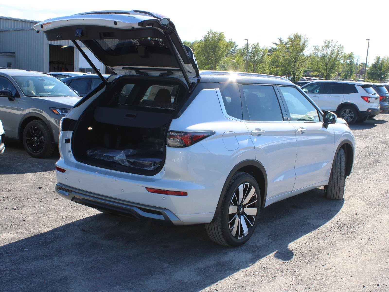 New 2025 Mitsubishi Outlander SEL image 9