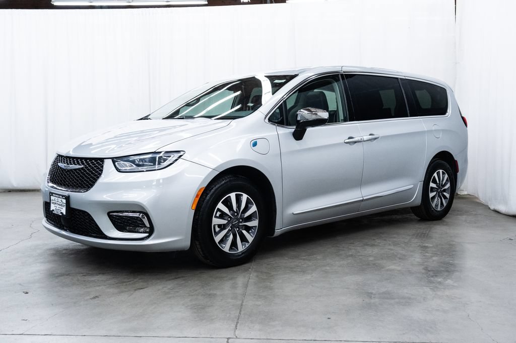 Used 2023 Chrysler Pacifica Limited FWD image 3