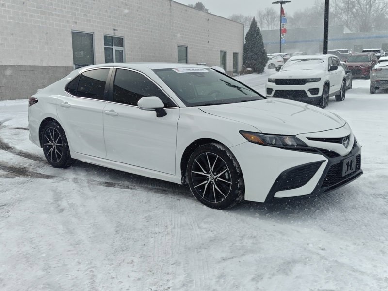 Used 2024 Toyota Camry SE image 3