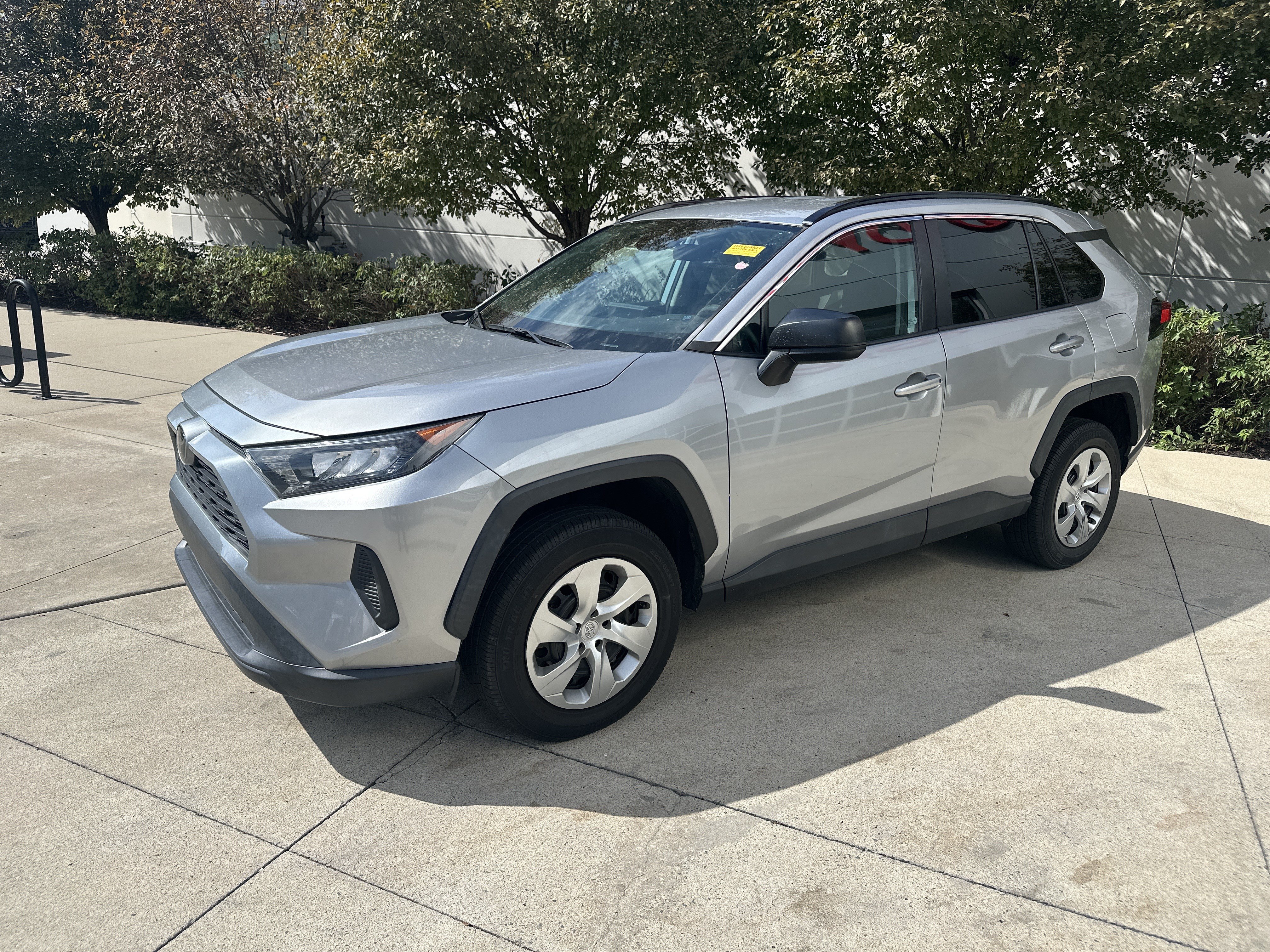 Used 2020 Toyota RAV4 LE FWD image 3