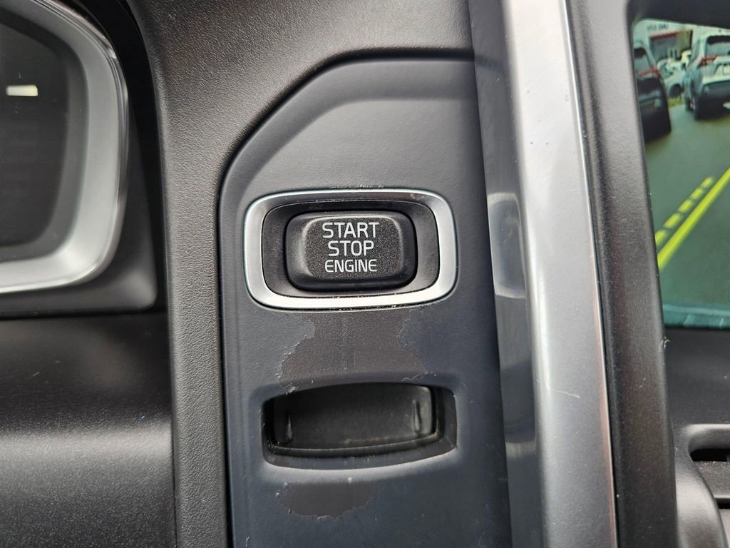 Used 2016 Volvo XC60 T6 R-Design Platinum w/ Climate Package image 29