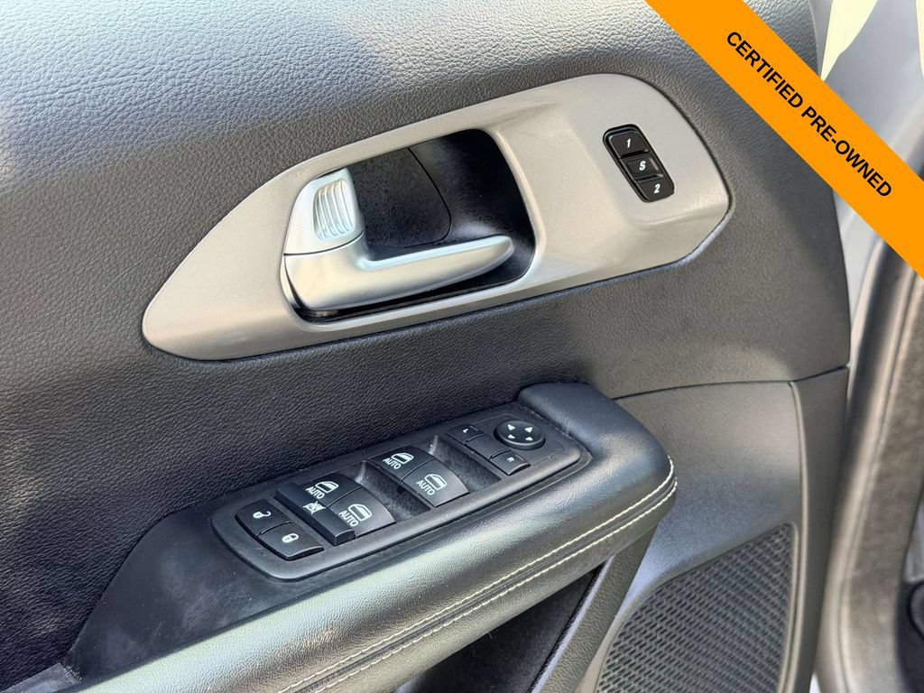 Certified 2025 Chrysler Pacifica Select FWD image 13