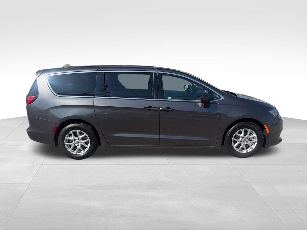 Used 2023 Chrysler Voyager LX FWD image 7