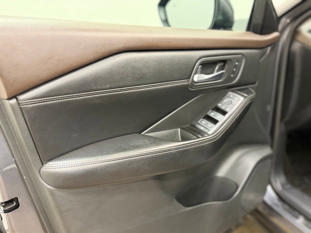 Used 2023 Nissan Rogue SL w/ SL Premium Package image 11