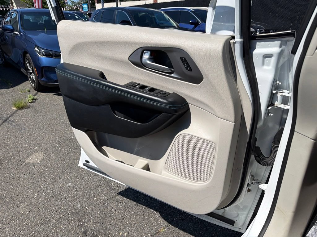 Used 2021 Chrysler Pacifica Touring-L w/ Uconnect Theater Family Group AWD/4WD image 25