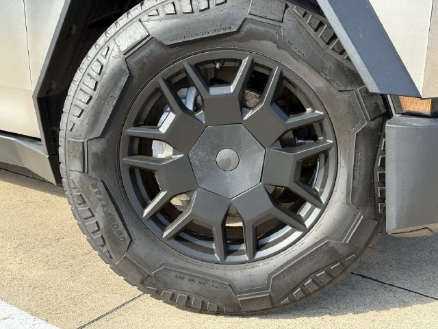 Used 2024 Tesla Cybertruck AWD Crew Cab image 9