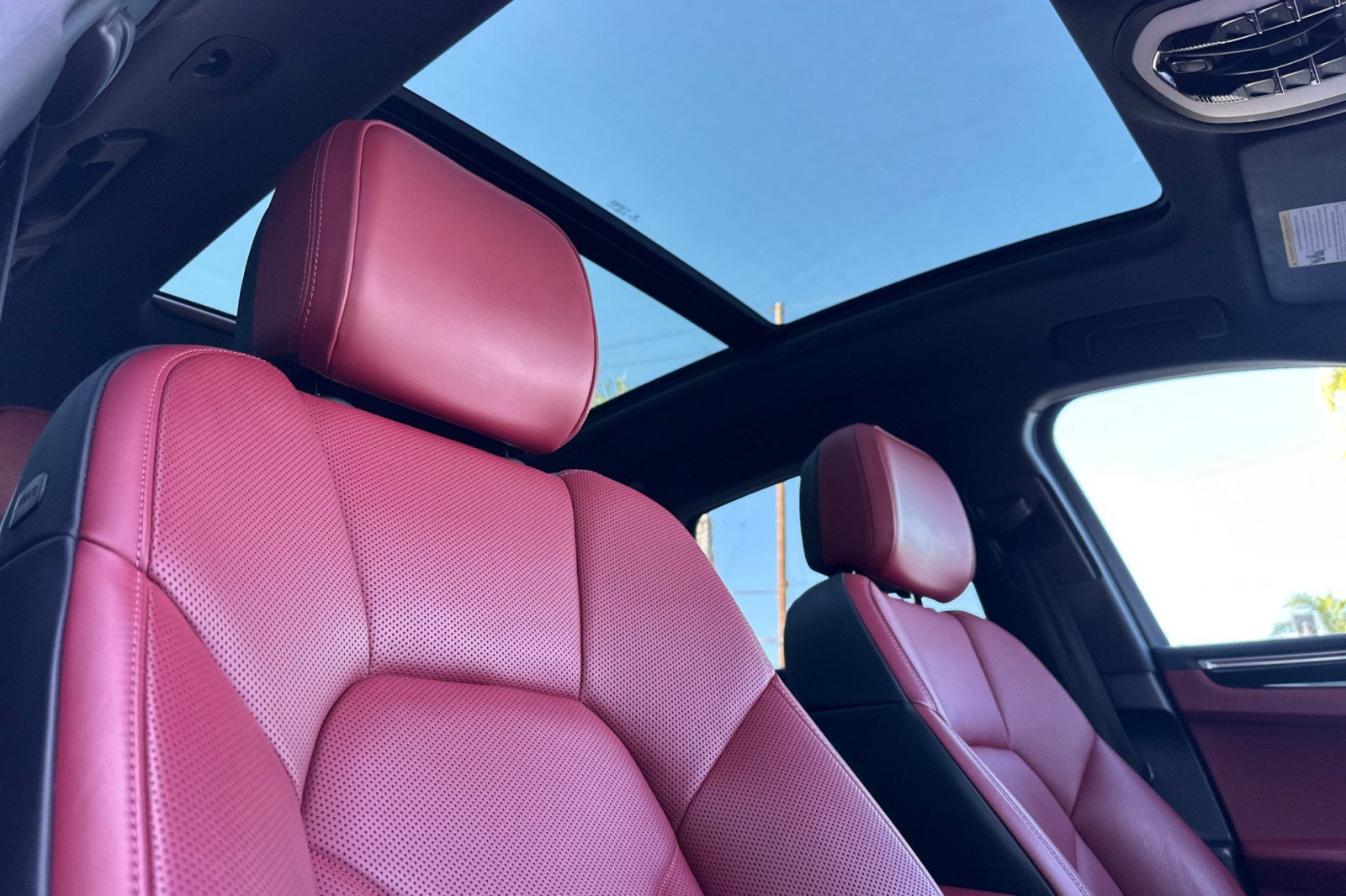 Certified 2022 Porsche Macan image 17