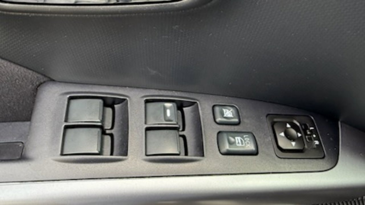 Used 2012 Mitsubishi Outlander SE image 27