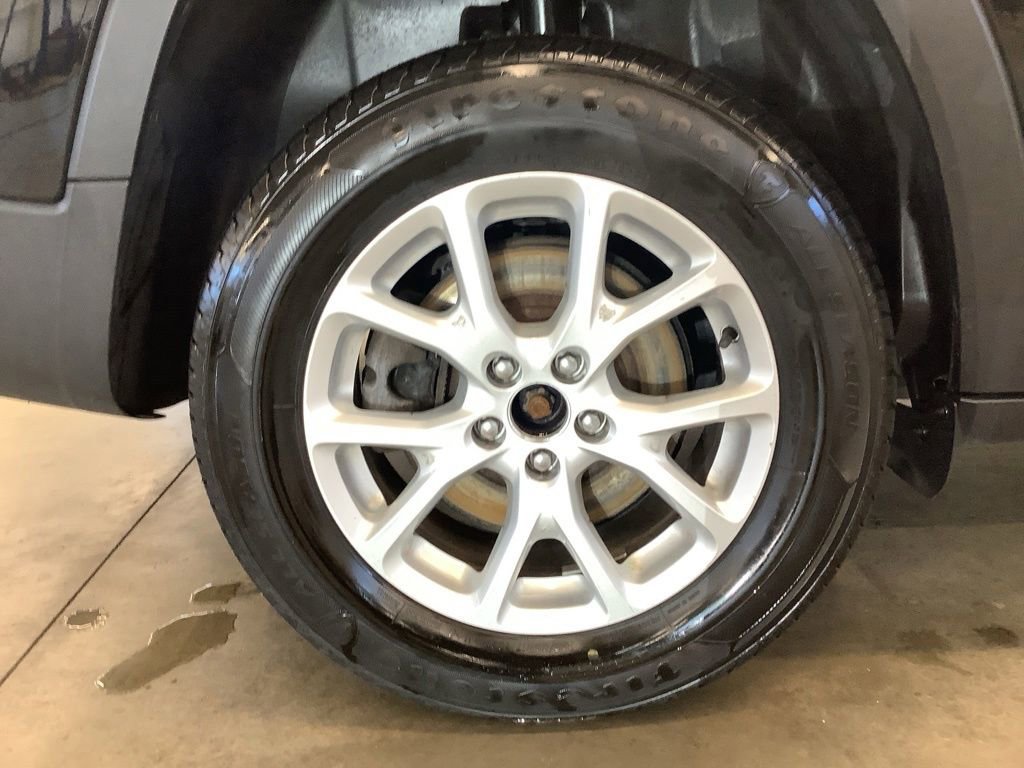 Used 2018 Jeep Cherokee Latitude Plus w/ Cold Weather Group AWD/4WD image 20