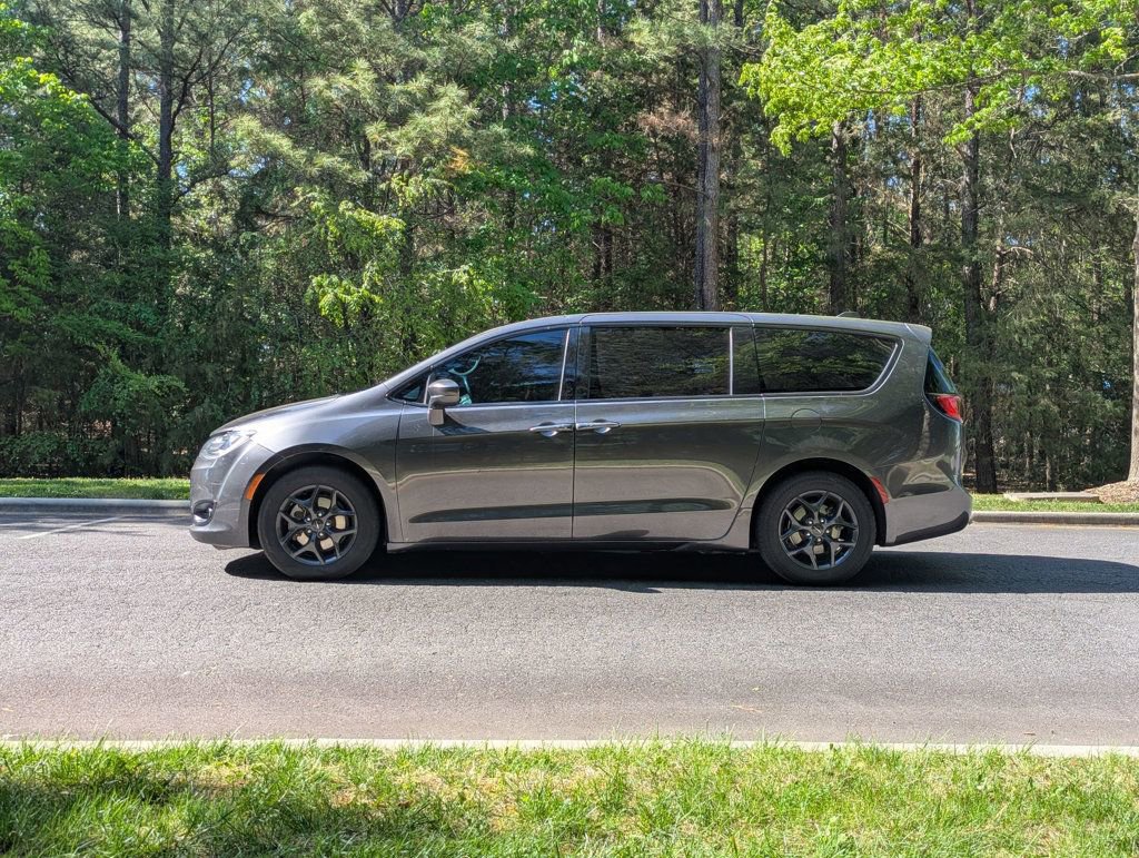 Used 2017 Chrysler Pacifica Touring-L w/ 13 Speaker Alpine Sound Group FWD image 5