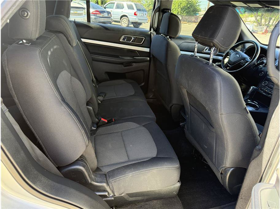 Used 2017 Ford Explorer XLT w/ Equipment Group 201A FWD image 17