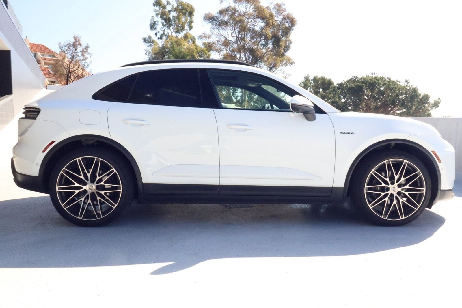 Certified 2024 Porsche Macan 4 Electric image 8