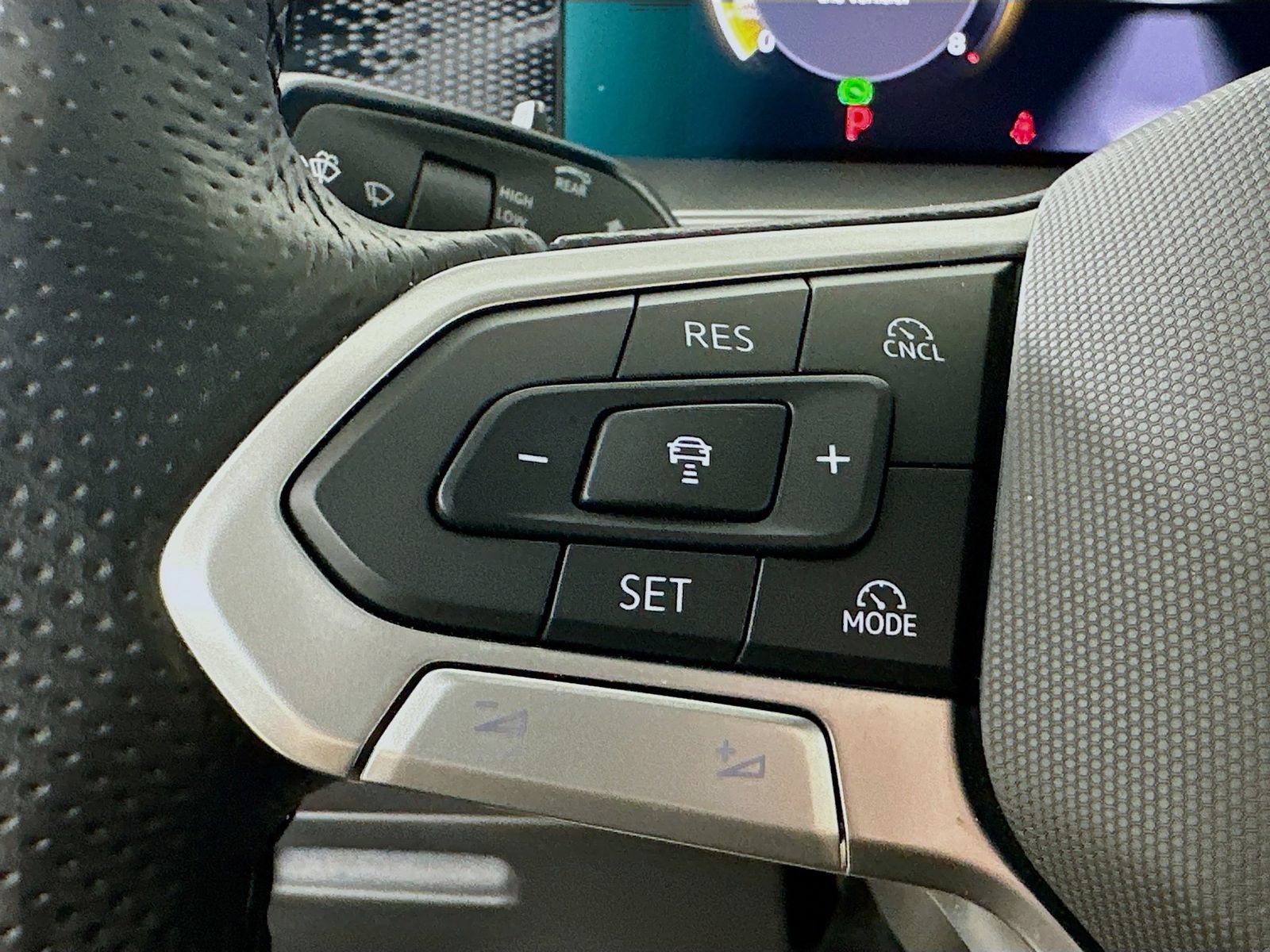 Certified 2025 Volkswagen Tiguan SE R-Line AWD/4WD image 19