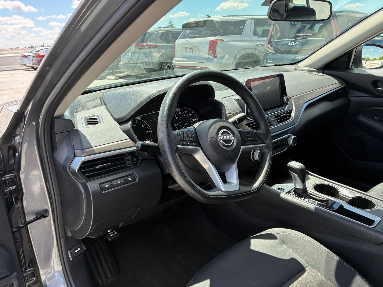Used 2025 Nissan Altima 2.5 SV FWD image 34