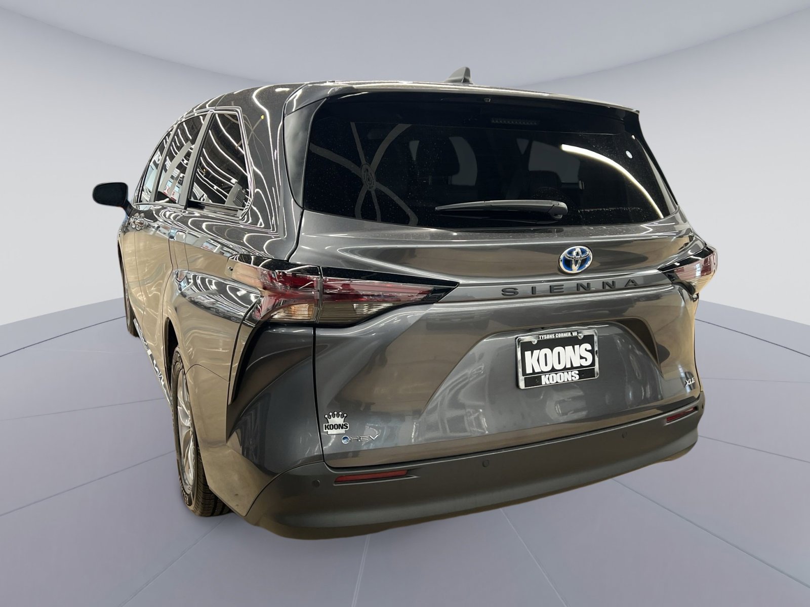 Used 2025 Toyota Sienna XLE image 2