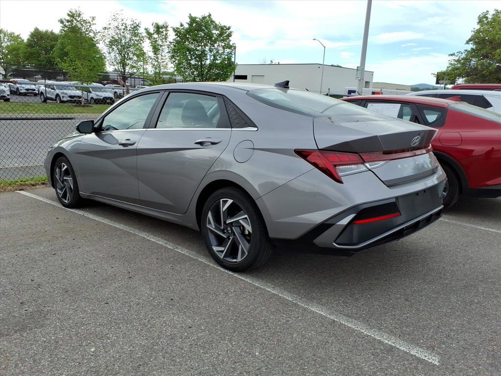 Used 2025 Hyundai Elantra Limited FWD image 4