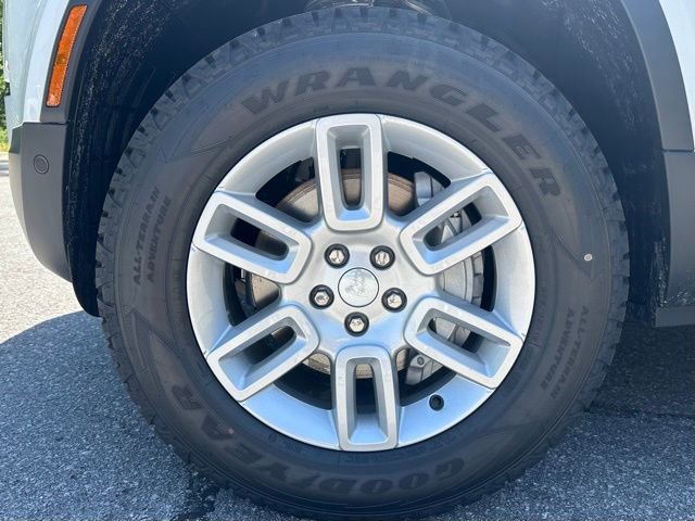 New 2025 Land Rover Defender 110 S image 9