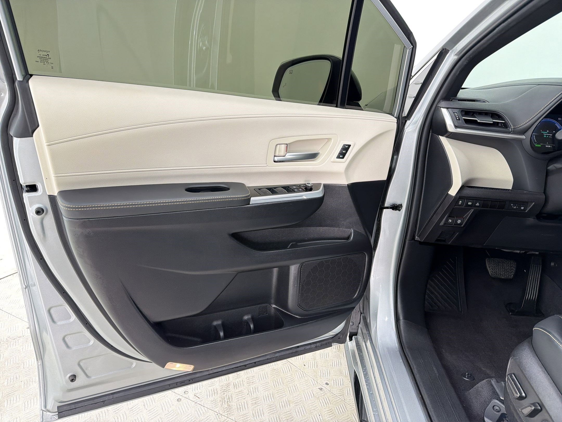 Used 2025 Toyota Sienna Limited image 20