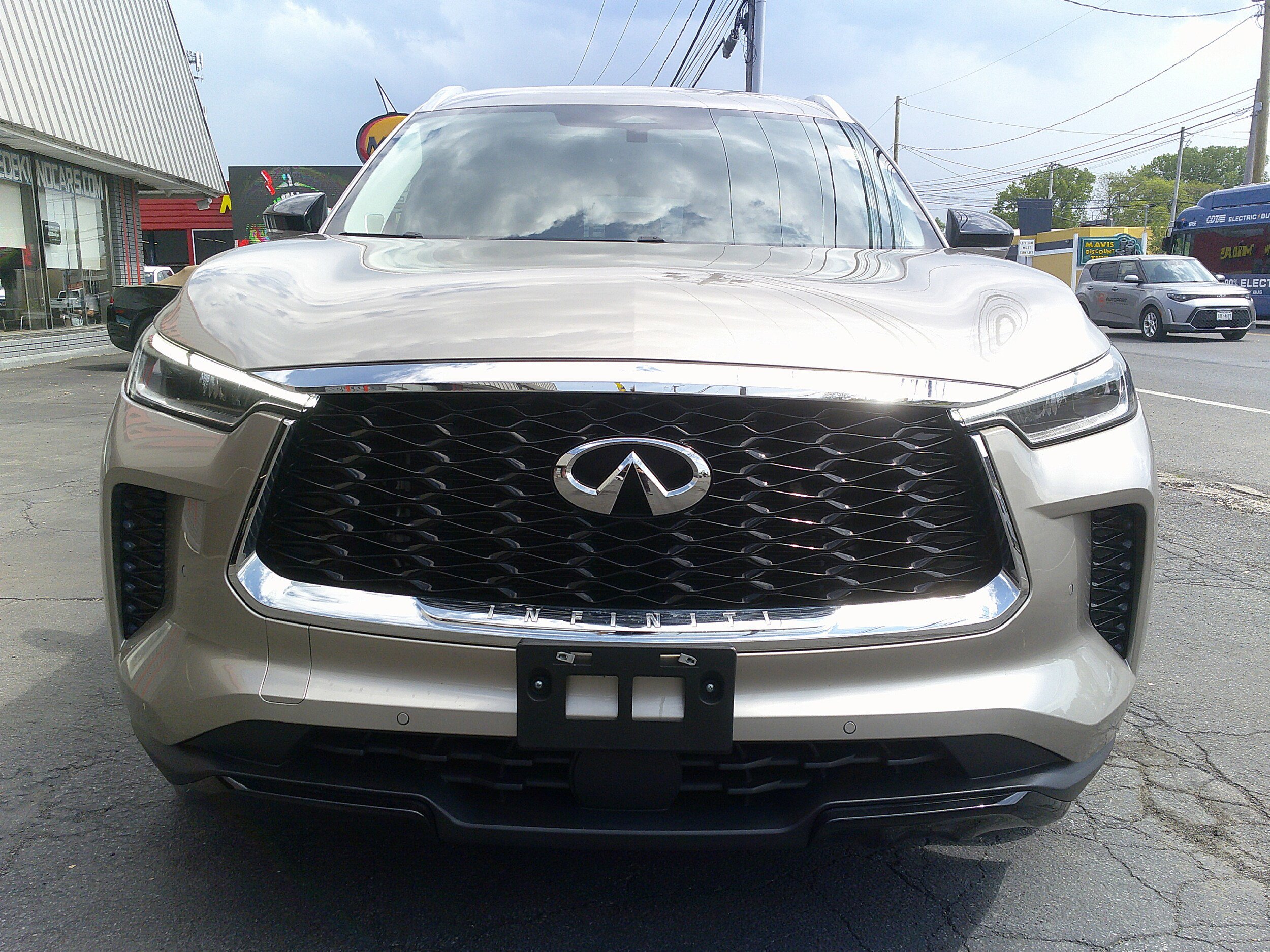 Used 2023 INFINITI QX60 Luxe w/ Performance Audio Package AWD/4WD image 9
