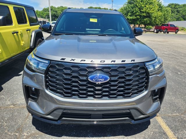Used 2025 Ford Explorer ST-Line w/ ST-Line Street Pack AWD/4WD image 2