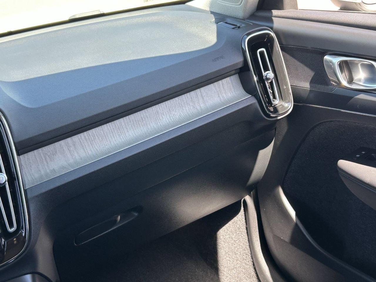 Used 2023 Volvo XC40 B4 Core FWD image 19