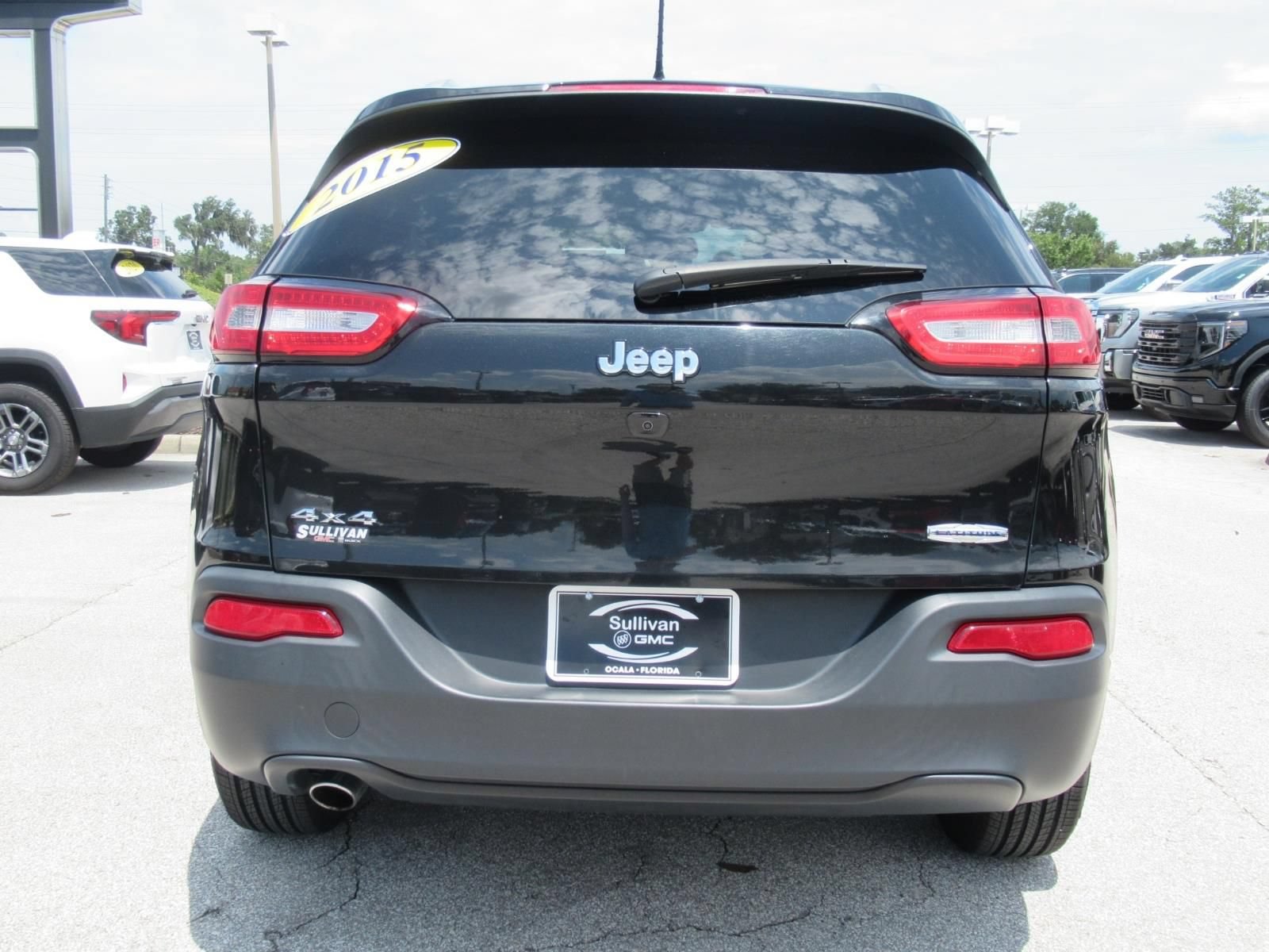 Used 2015 Jeep Cherokee Latitude w/ Cold Weather Group AWD/4WD image 6