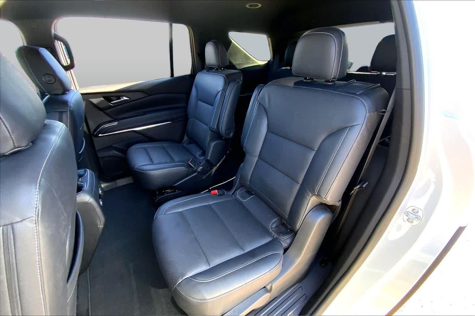 Used 2025 Chevrolet Traverse LT FWD image 21