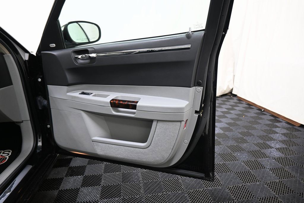 Used 2006 Chrysler 300 C w/ Sound Group II image 21