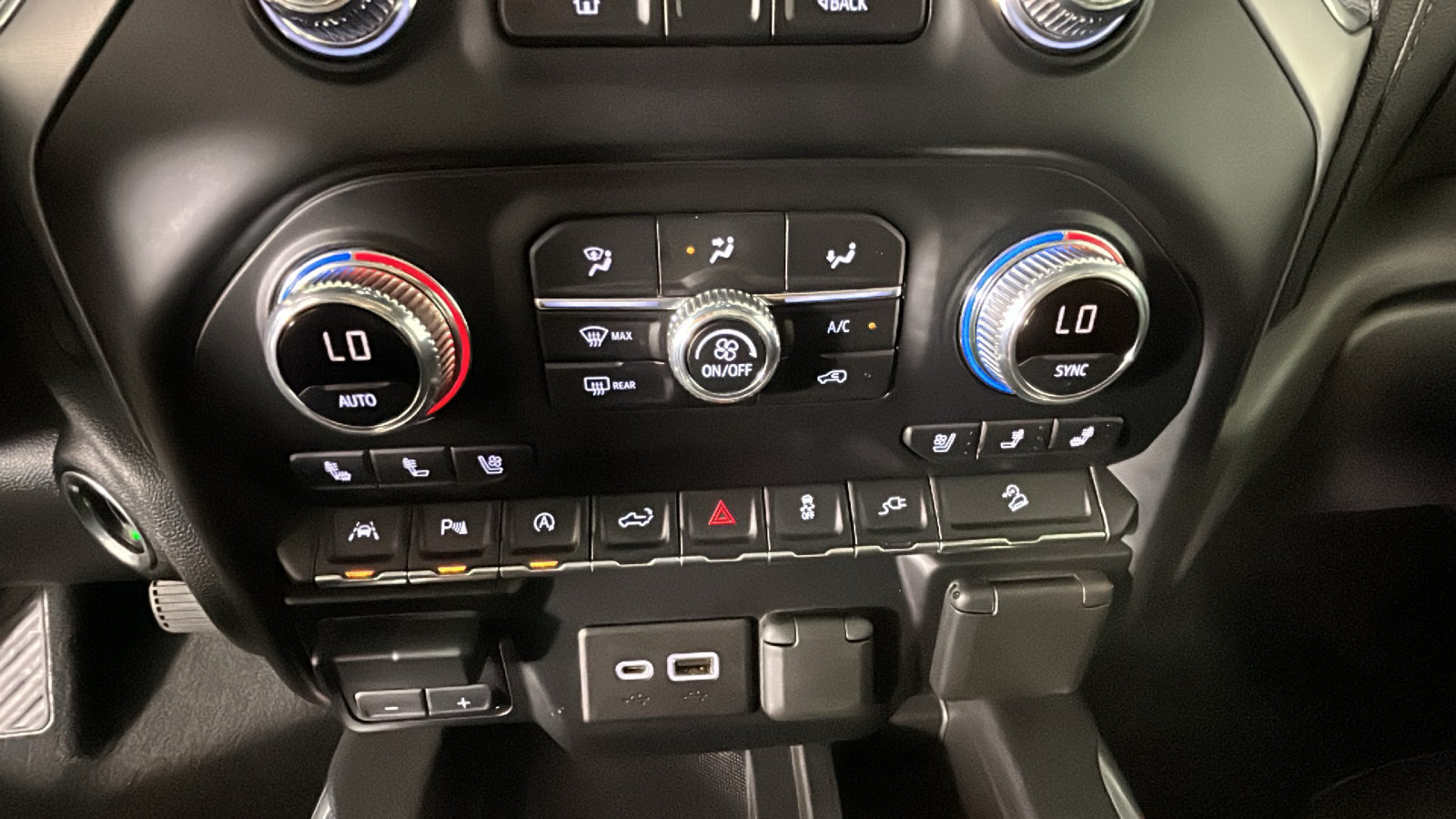 Used 2021 GMC Sierra 1500 SLT w/ SLT Premium Plus Package AWD/4WD image 27