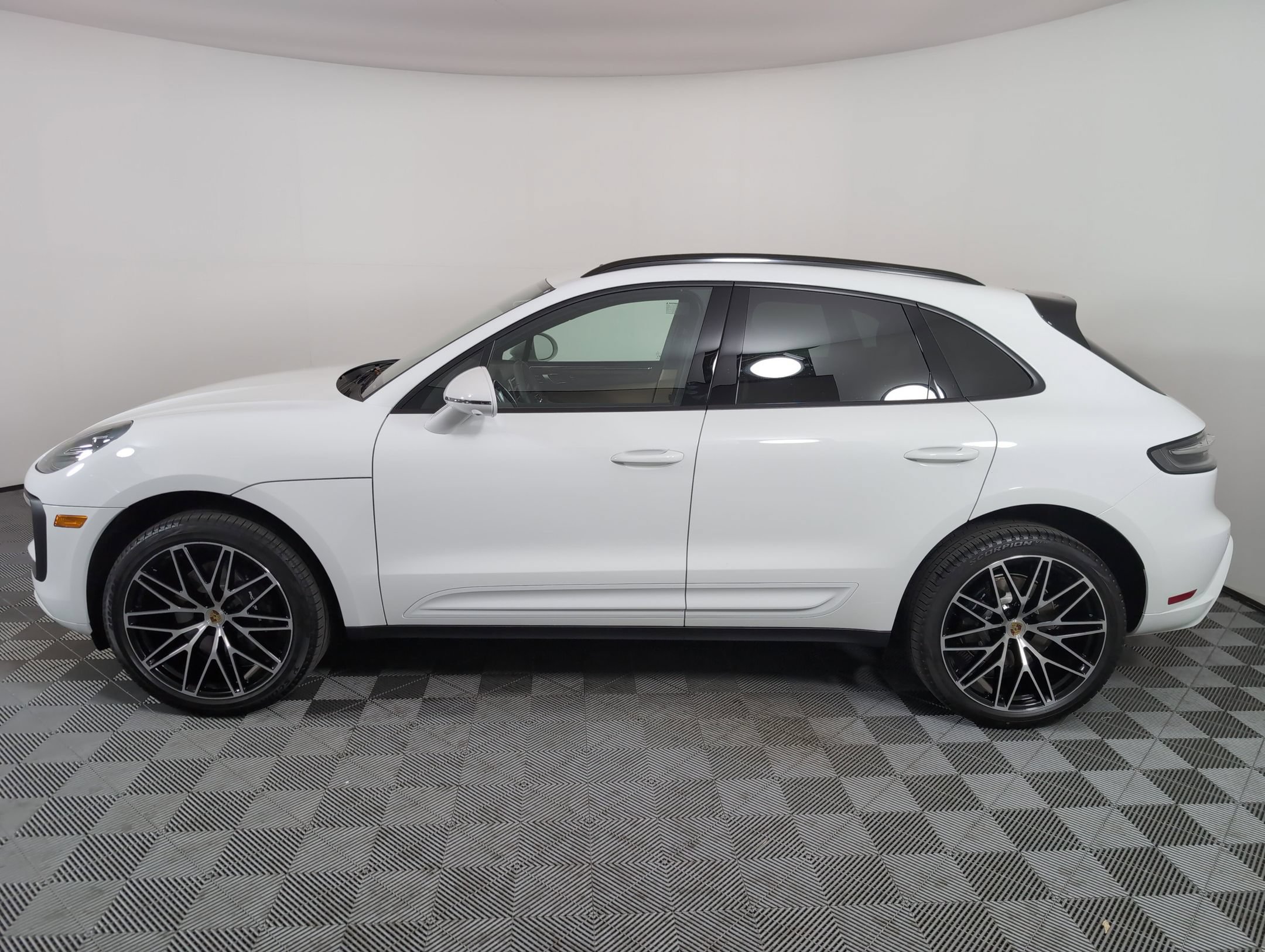 Certified 2025 Porsche Macan AWD/4WD image 2
