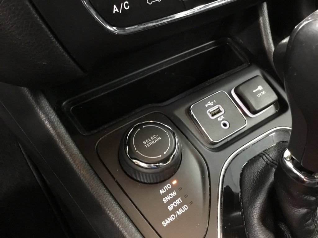 Used 2019 Jeep Cherokee Limited AWD/4WD image 26