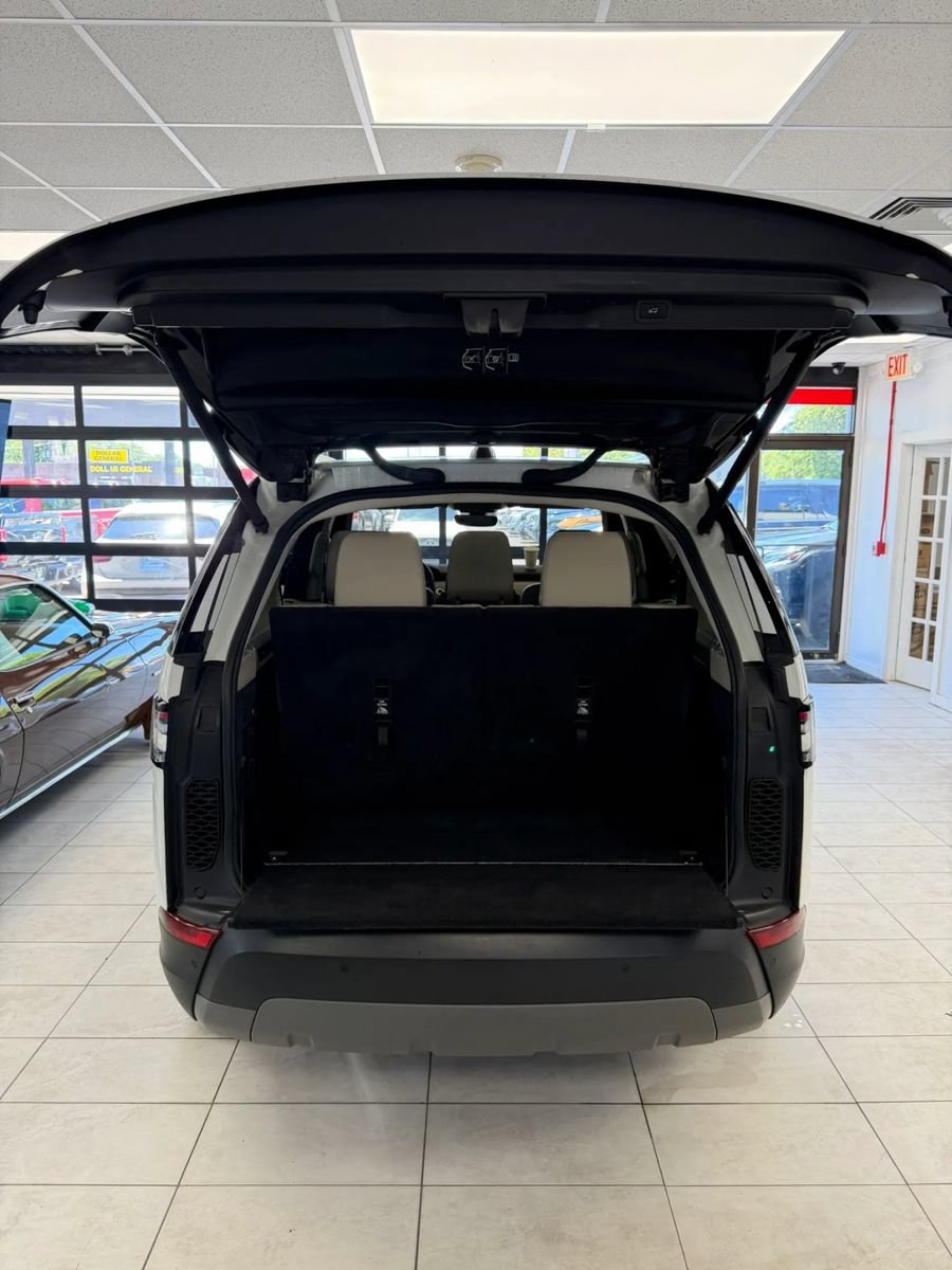 Used 2020 Land Rover Discovery SE AWD/4WD image 11