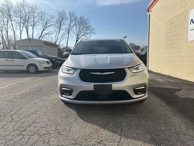 Used 2023 Chrysler Pacifica Touring-L image 8