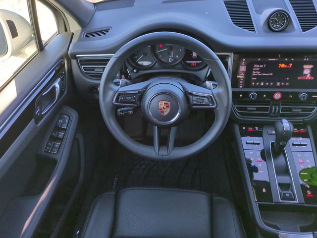 Used 2025 Porsche Macan image 17