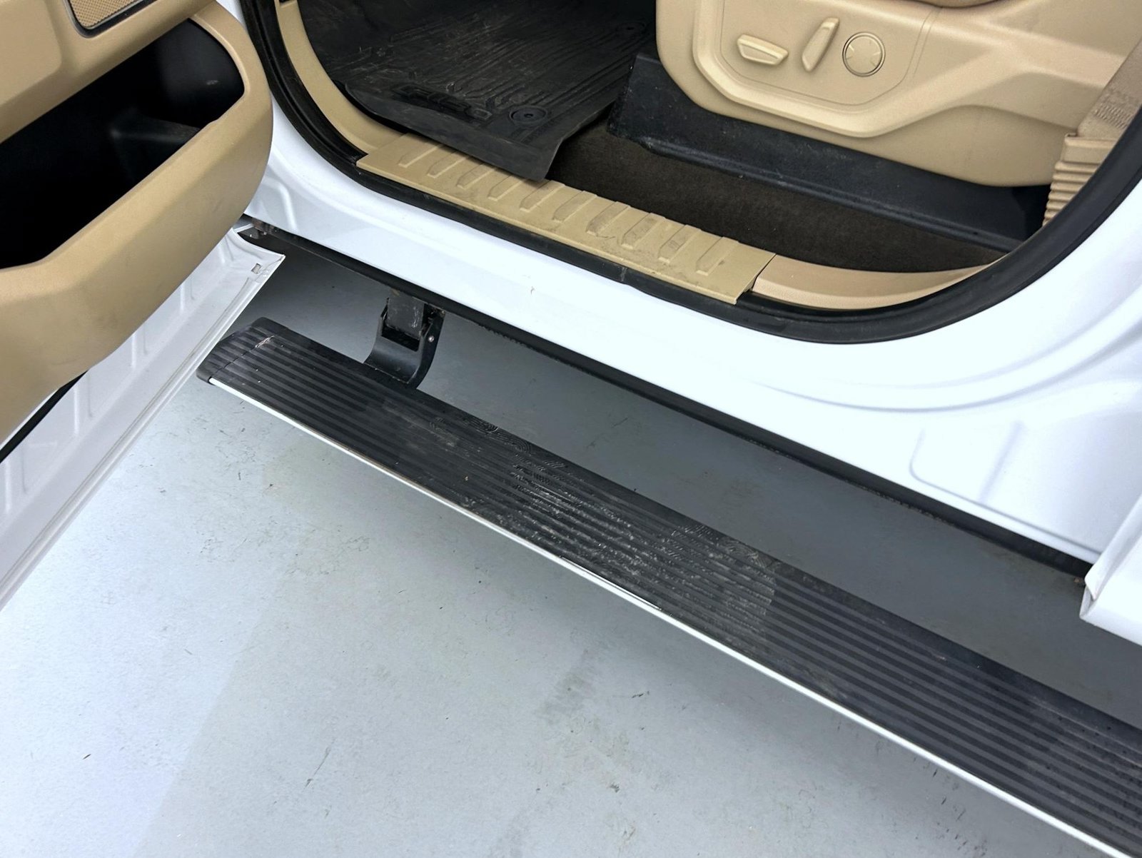Used 2019 Ford F150 Lariat w/ Equipment Group 502A Luxury AWD/4WD image 9