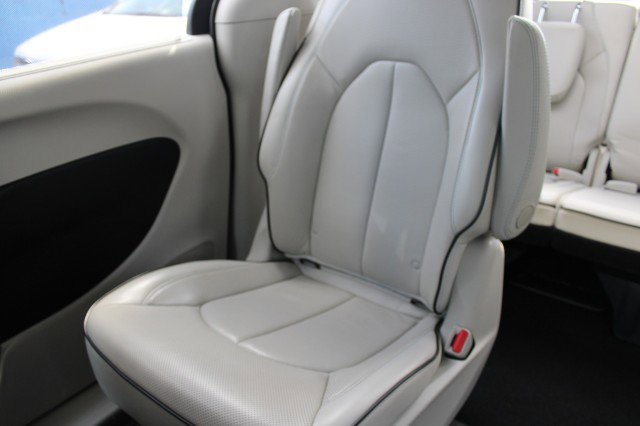 Used 2017 Chrysler Pacifica Platinum FWD image 21