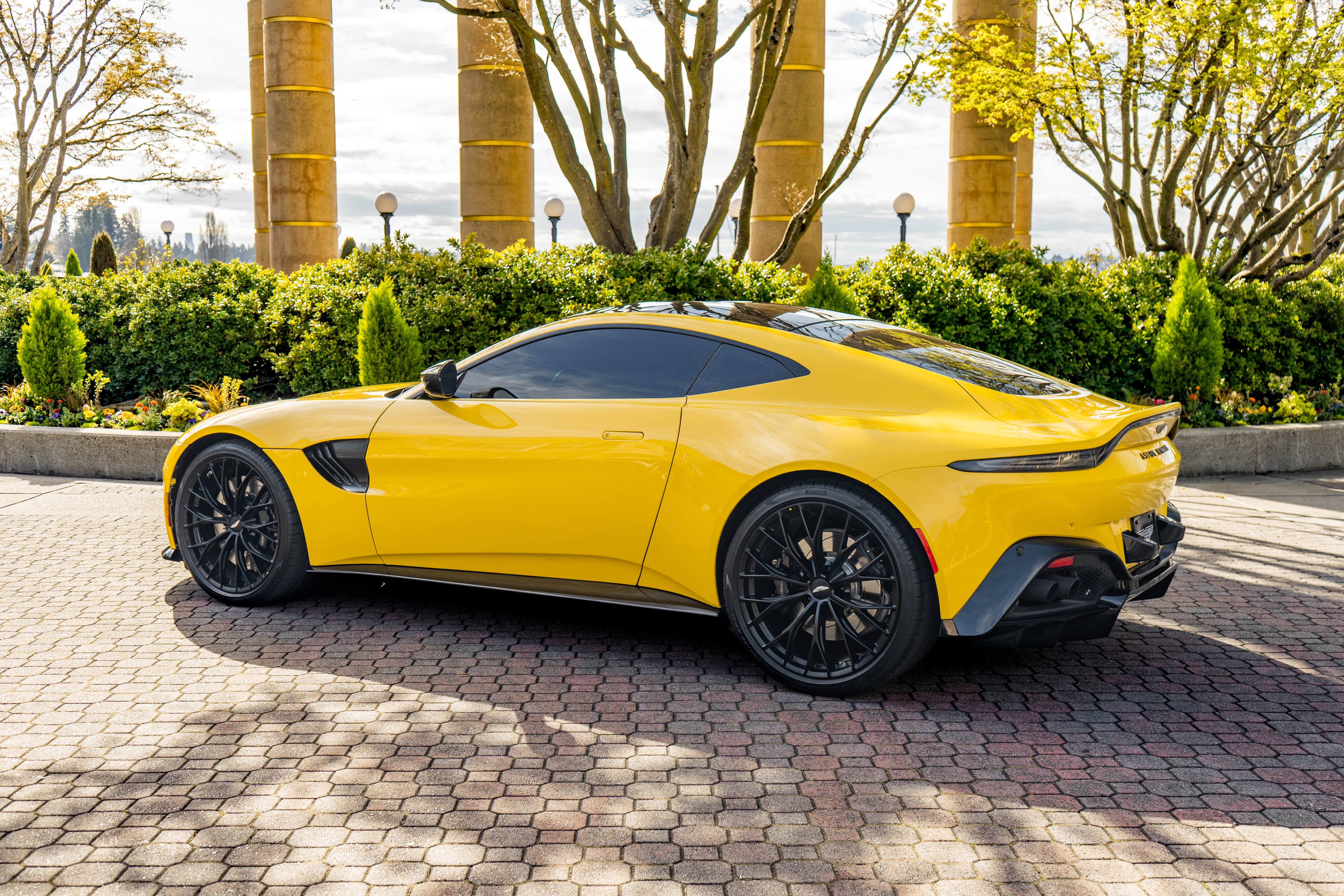 Used 2023 Aston Martin V8 Vantage Coupe image 2