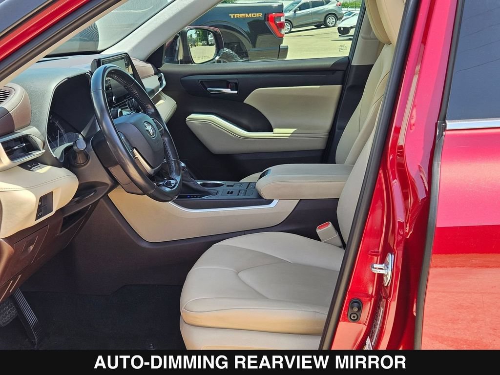 Used 2021 Toyota Highlander XLE AWD/4WD image 11