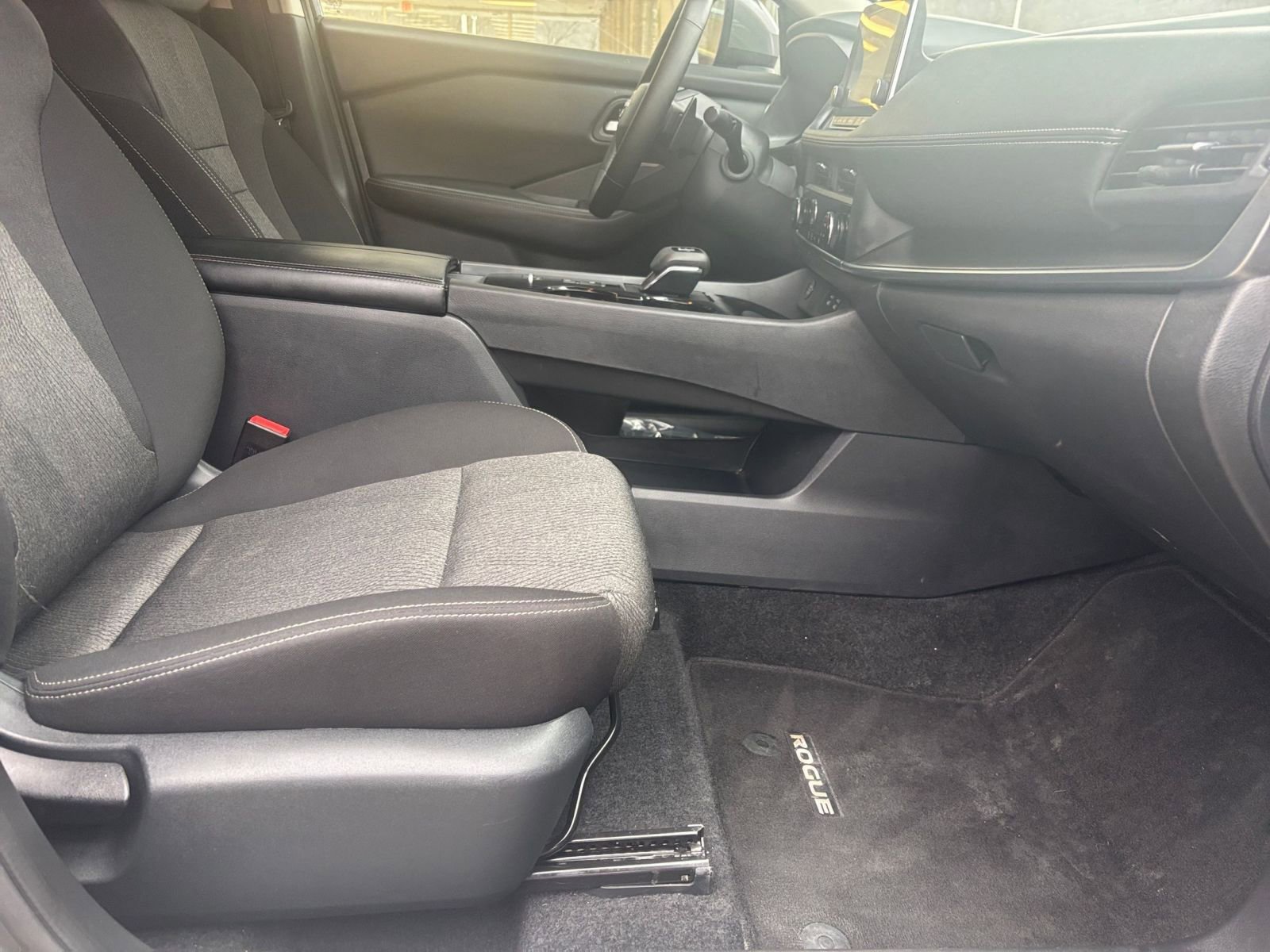 Used 2025 Nissan Rogue SV image 29