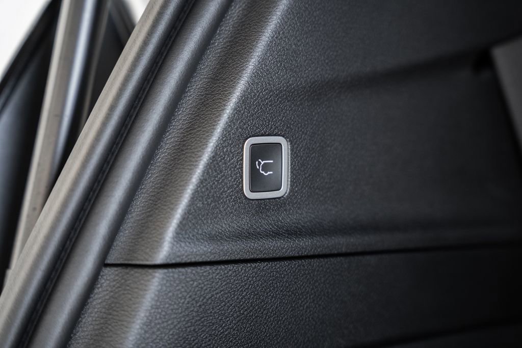 New 2026 Chrysler Pacifica Limited w/ Uconnect Theater Family Group image 10