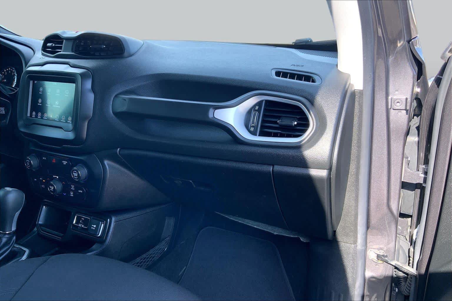 Used 2018 Jeep Renegade Latitude FWD image 19