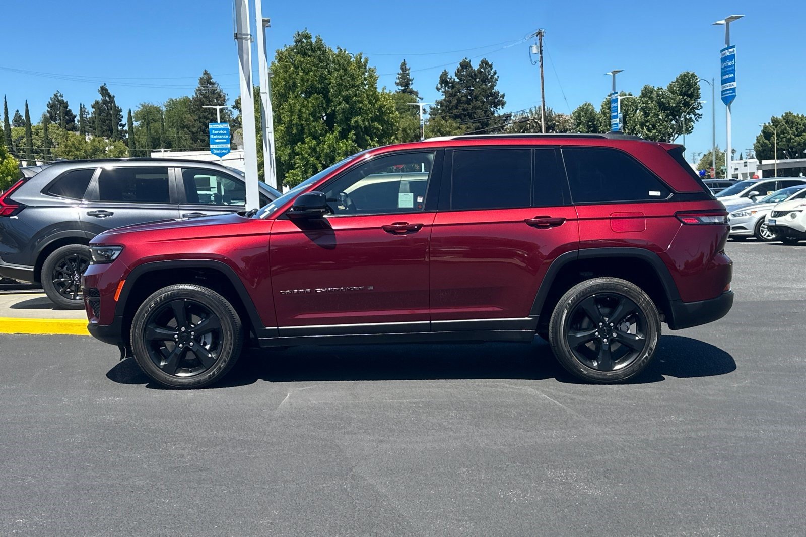 Used 2023 Jeep Grand Cherokee Altitude AWD/4WD image 2