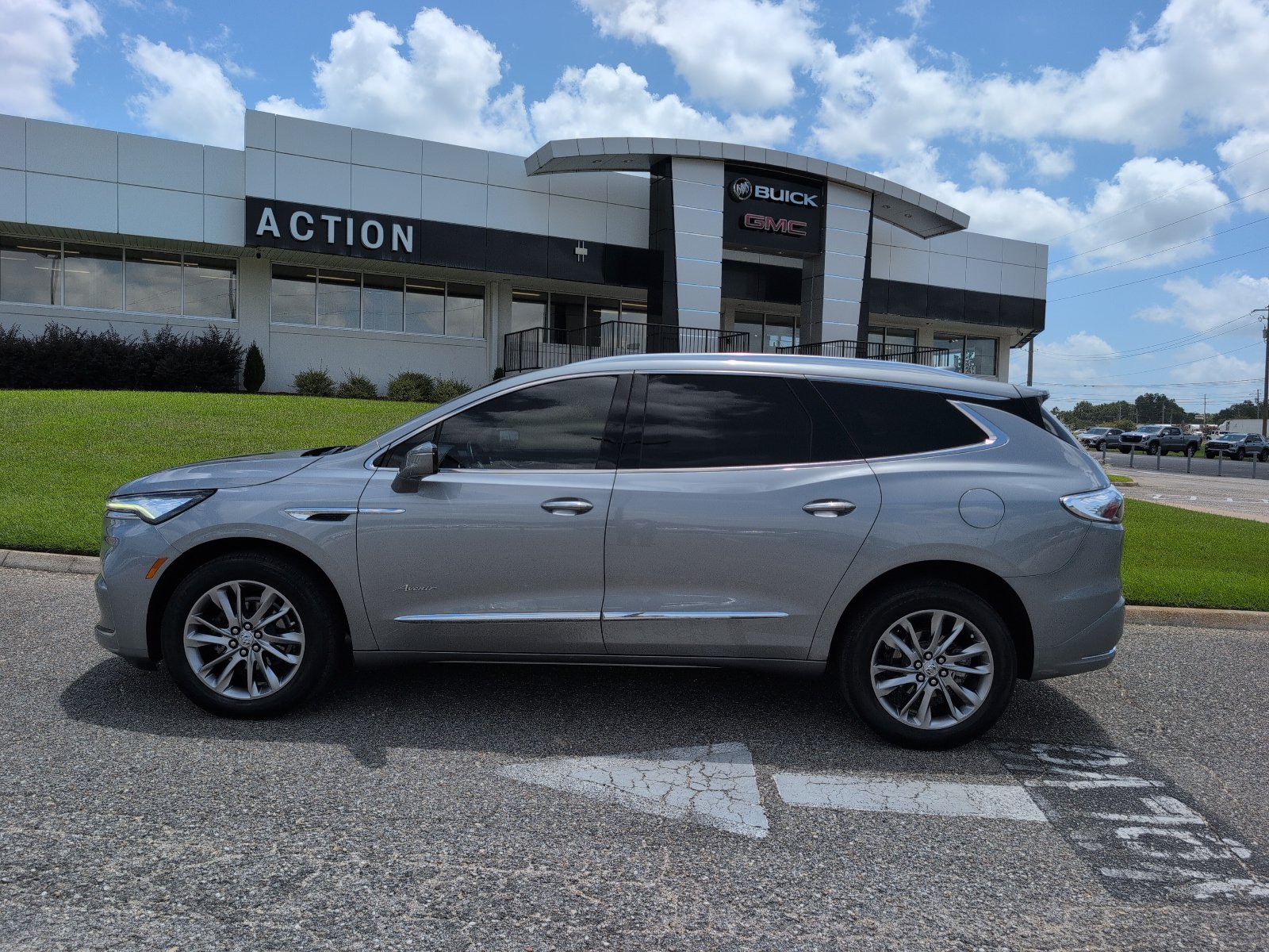 Used 2023 Buick Enclave Avenir w/ Trailering Package, 5000 lbs. FWD image 2