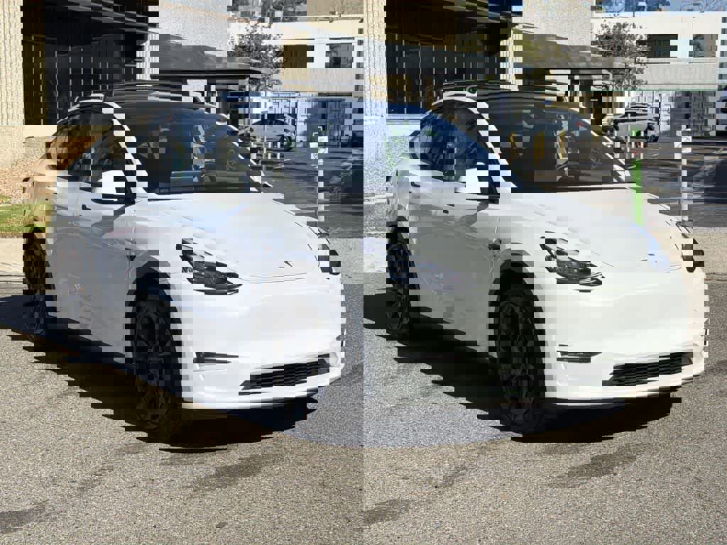 Used 2022 Tesla Model Y Long Range image 8