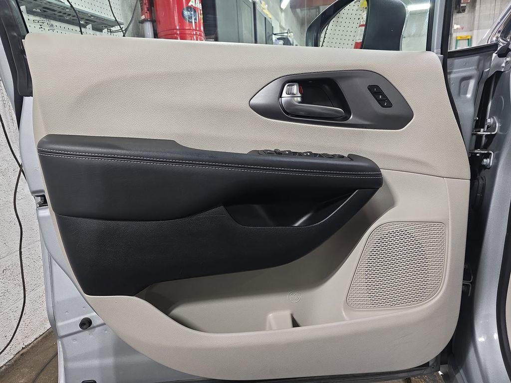 Used 2023 Chrysler Pacifica Touring-L image 28