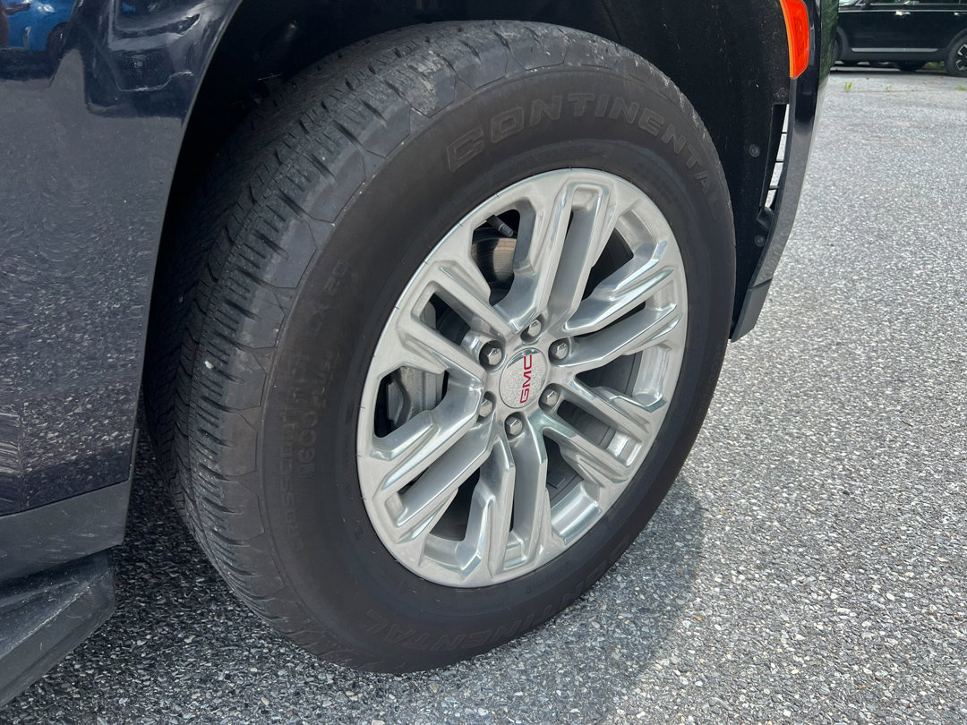 Used 2024 GMC Yukon SLT w/ SLT Luxury Package image 12