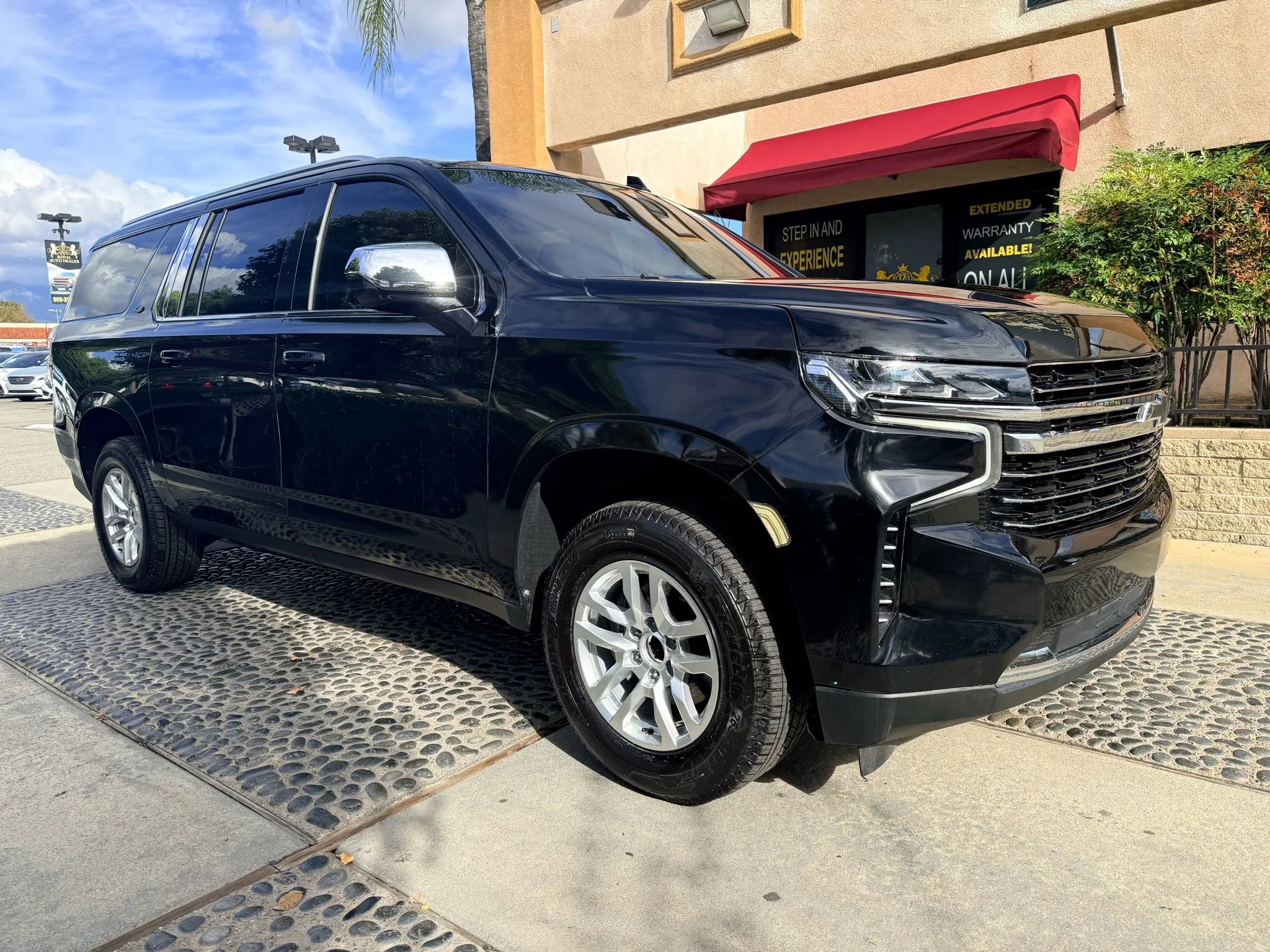 Used 2021 Chevrolet Suburban LT RWD image 3