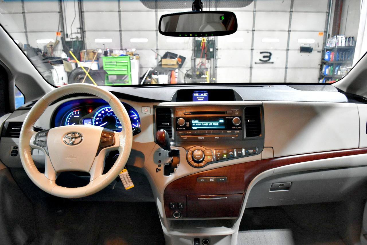Used 2012 Toyota Sienna XLE FWD image 13